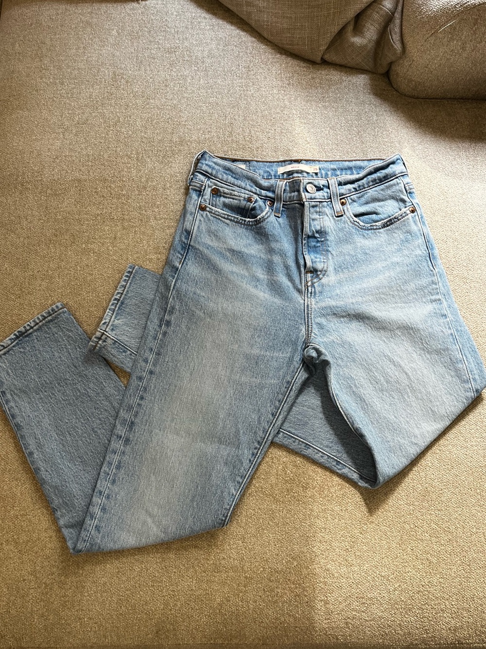 Light Wash High-Rise Levi’s size 25 “Wedgie” Skinny Jean